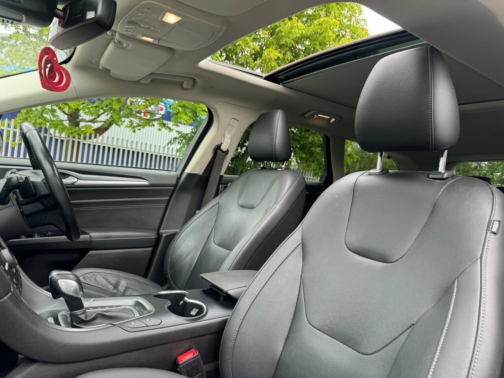 Ford Mondeo Hatchback Black #13