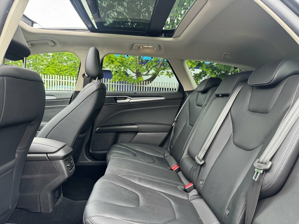 Ford Mondeo Hatchback Black #15
