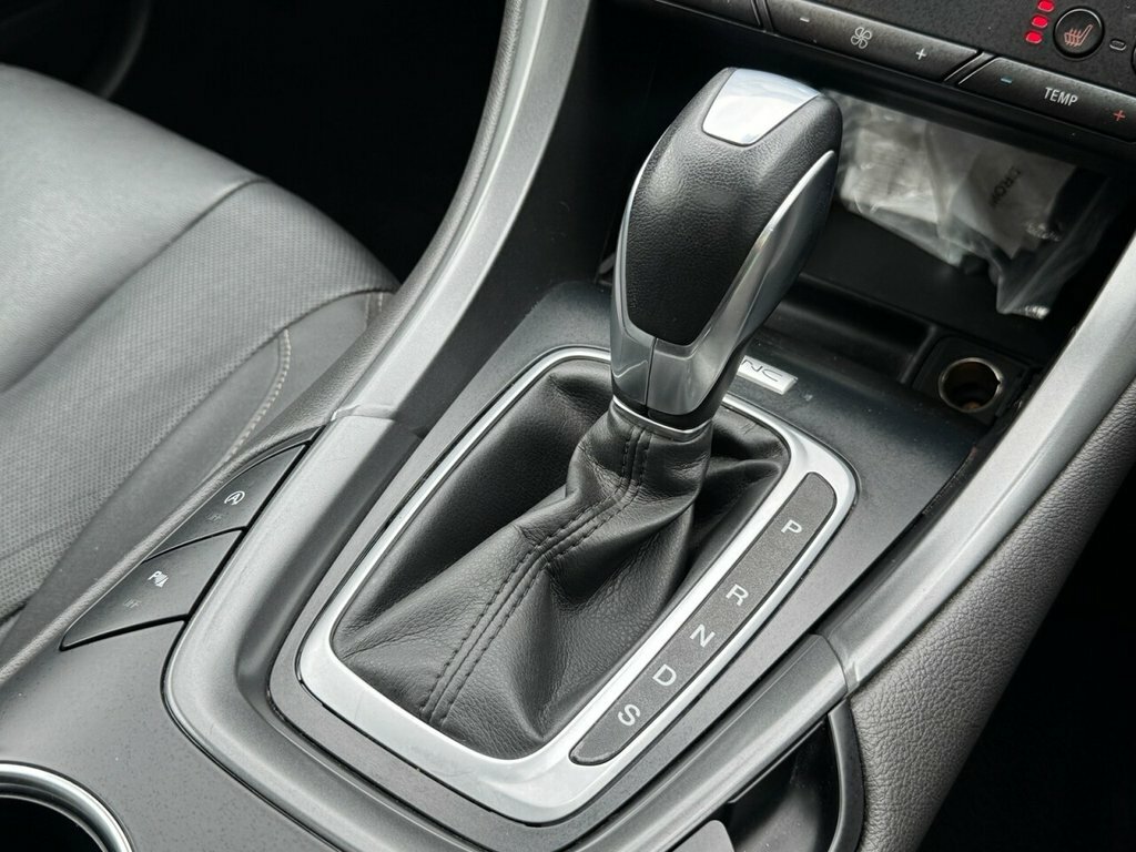 Ford Mondeo Hatchback Black #19