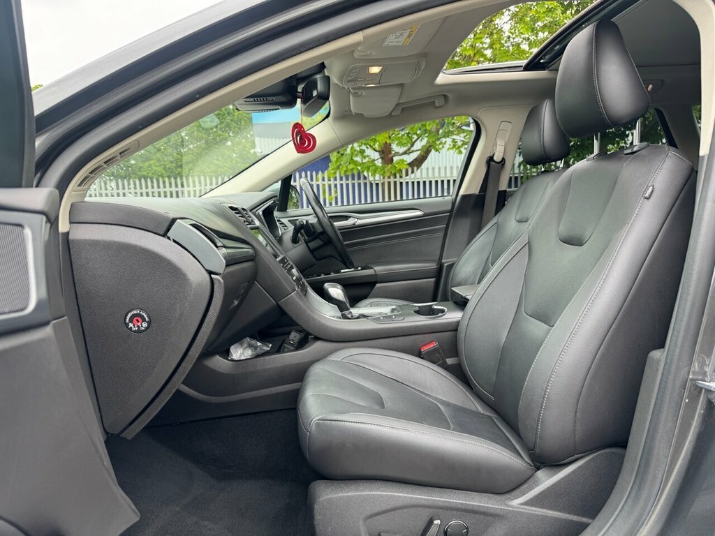 Ford Mondeo Hatchback Black #12
