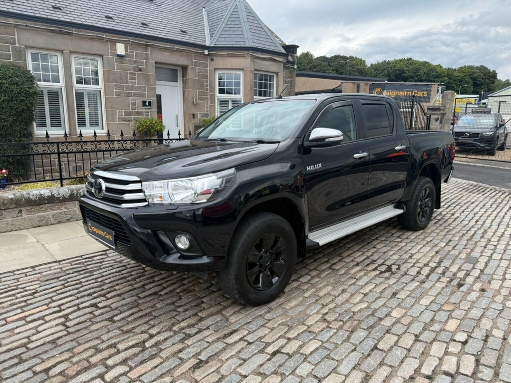 Toyota HILUX Pickup Black #4