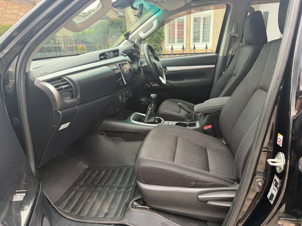 Toyota HILUX Active White #25