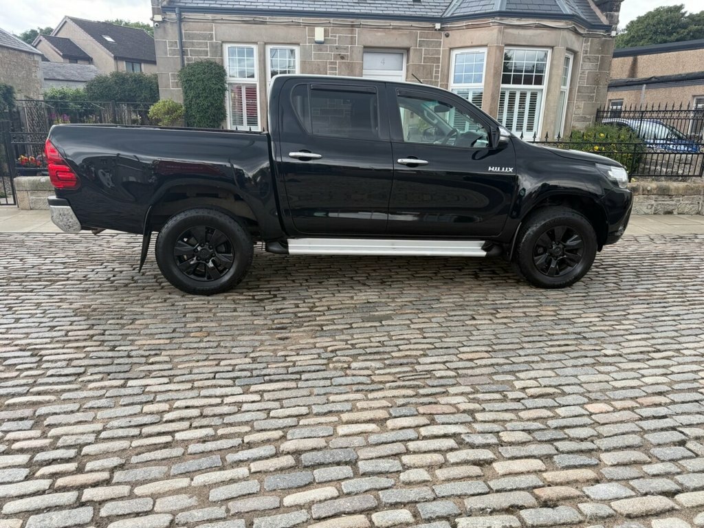 Toyota HILUX Pickup Black #6