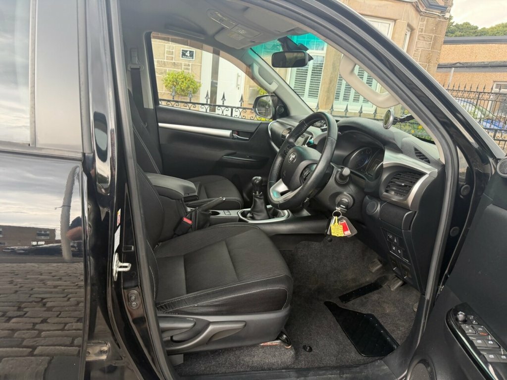 Toyota HILUX Pickup Black #2