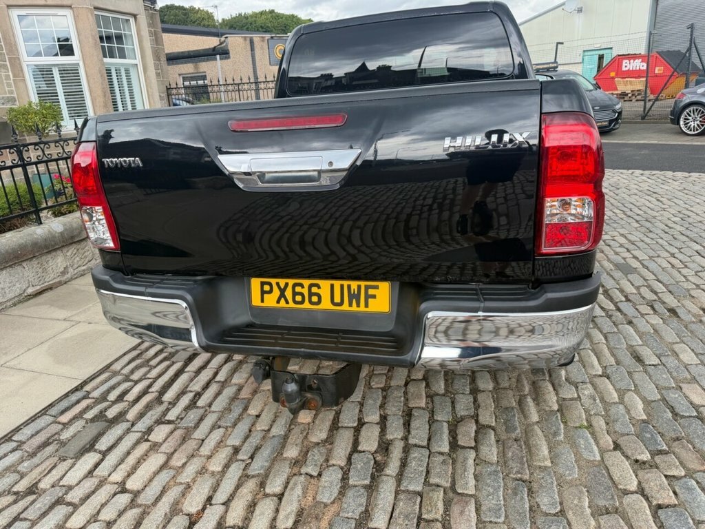 Toyota HILUX Active White #16