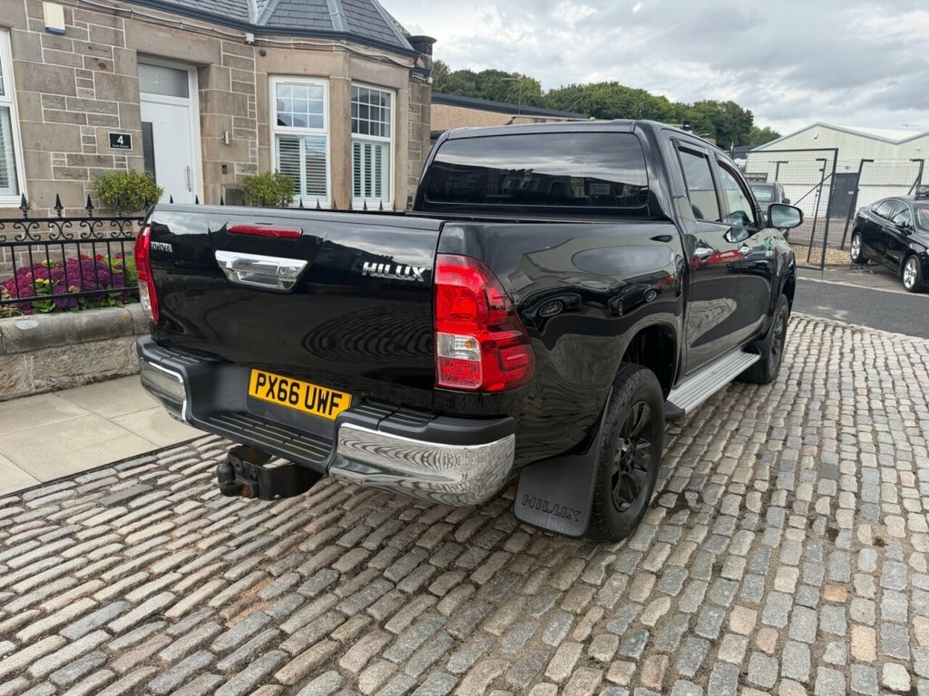 Toyota HILUX Active White #11