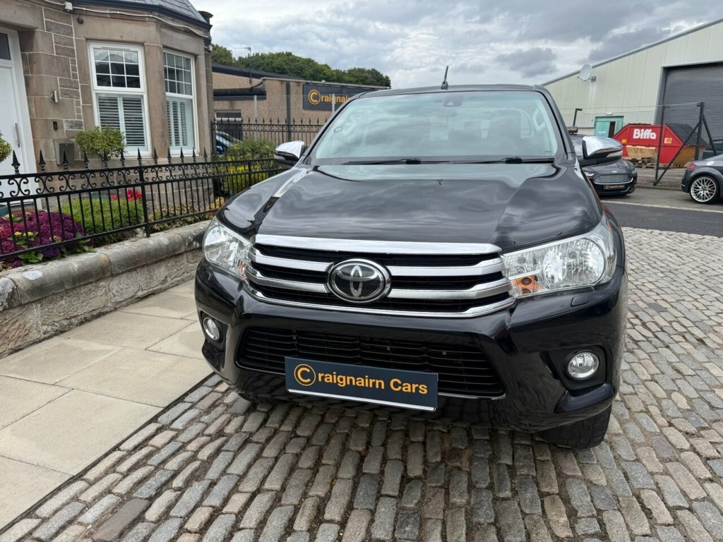 Toyota HILUX Active White #8
