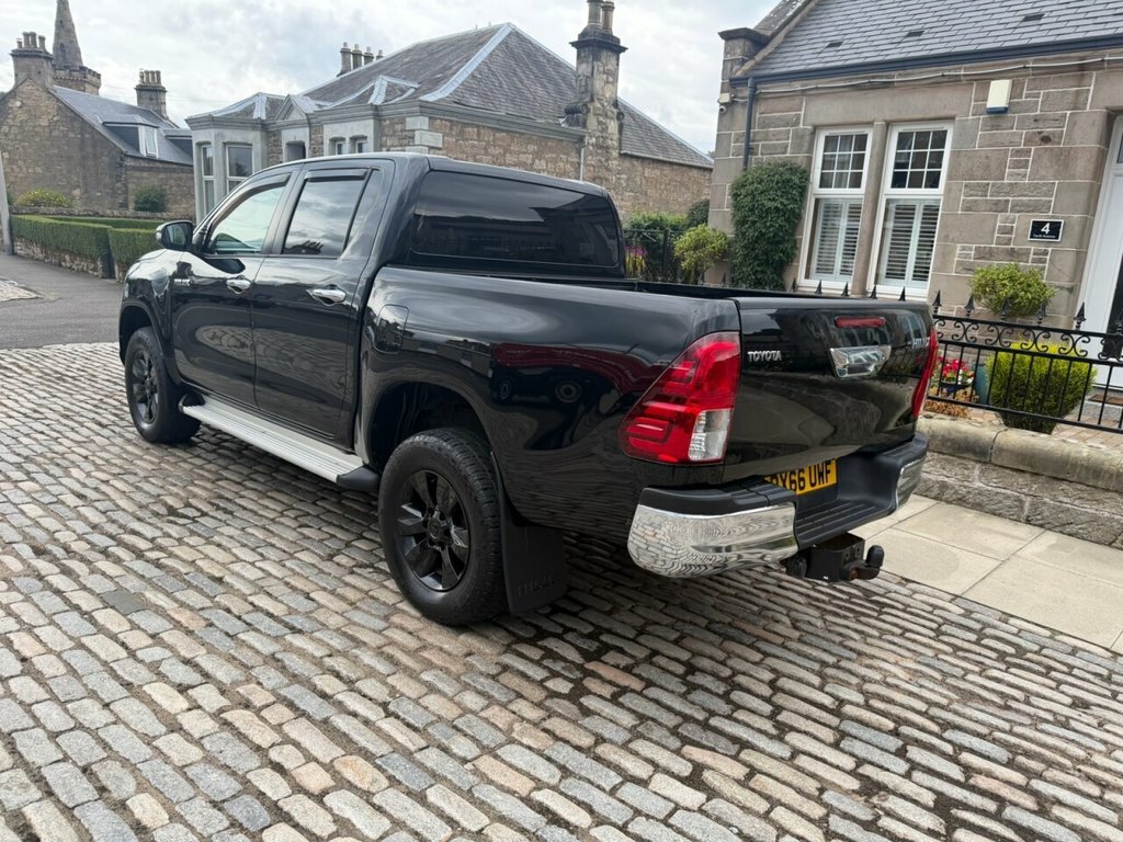 Toyota HILUX Active White #13