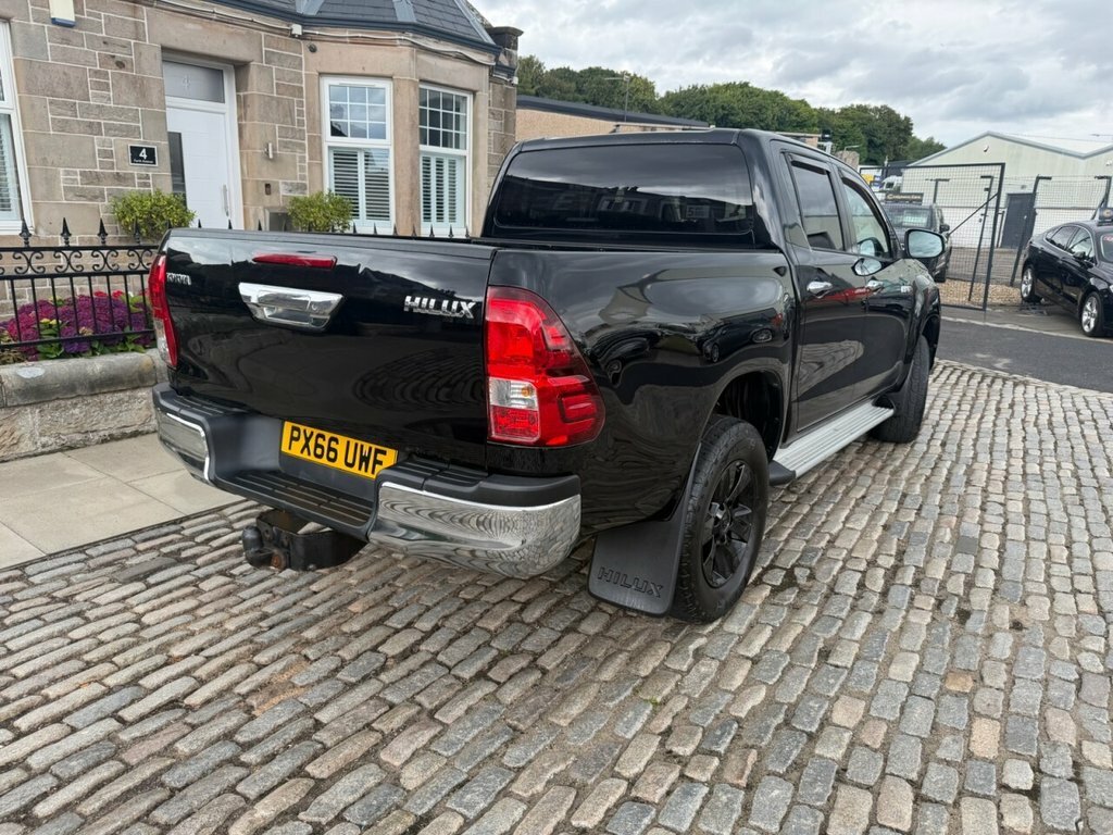 Toyota HILUX Pickup Black #5