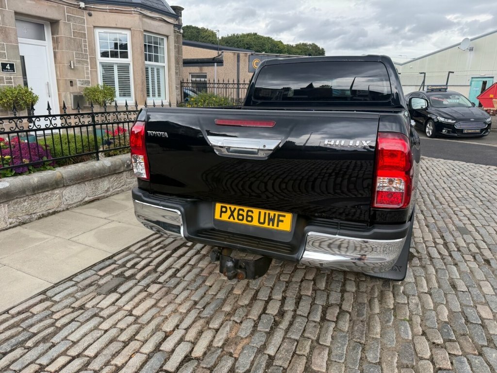 Toyota HILUX Active White #12