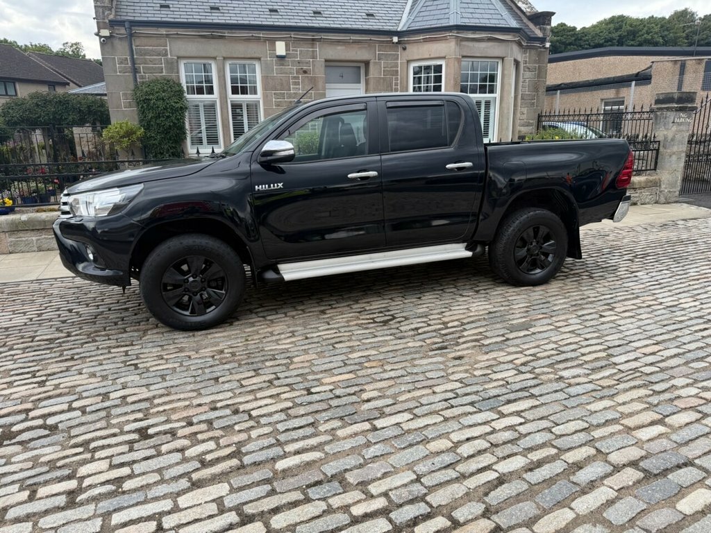 Toyota HILUX Active White #10