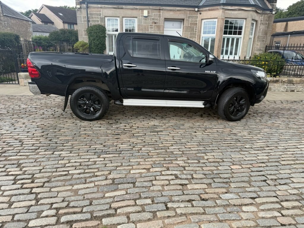 Toyota HILUX Active White #17
