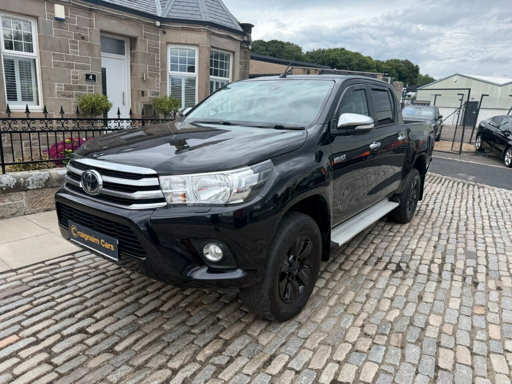 Toyota HILUX Pickup Black #3