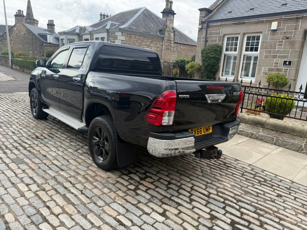 Toyota HILUX Active White #7