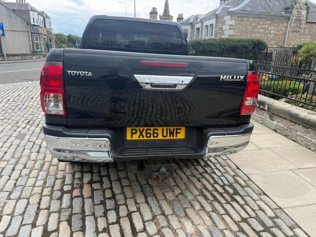 Toyota HILUX Active White #14