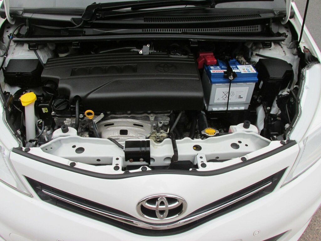 Toyota Yaris Hatchback Red #13