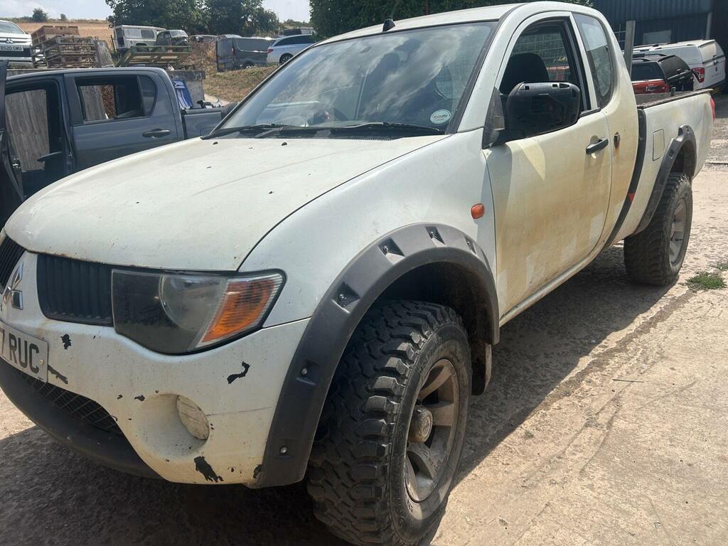 Mitsubishi L200 2.5 Di-d 4Work Diff Lock White