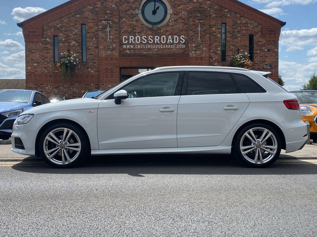 Audi A3 A3 Sportback 35 Tfsi S Line S-a VN68BFM White #2