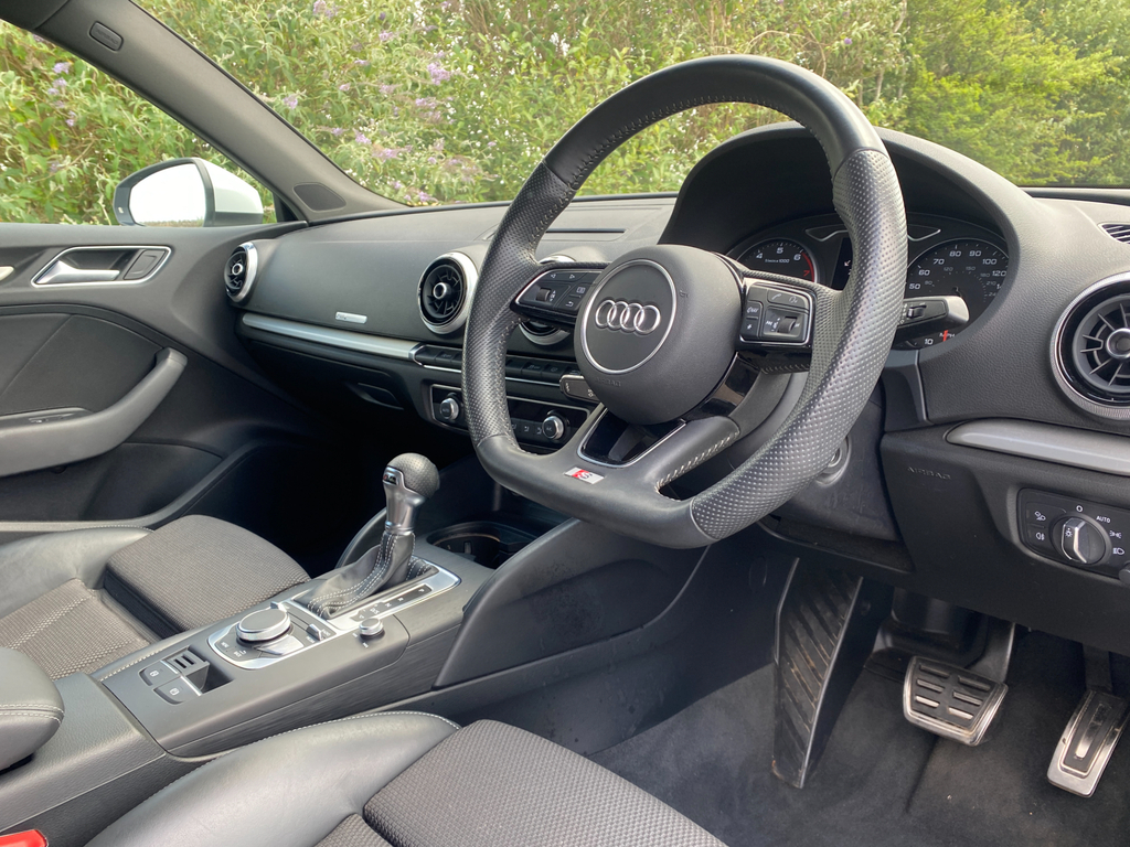 Audi A3 A3 Sportback 35 Tfsi S Line S-a VN68BFM White #4
