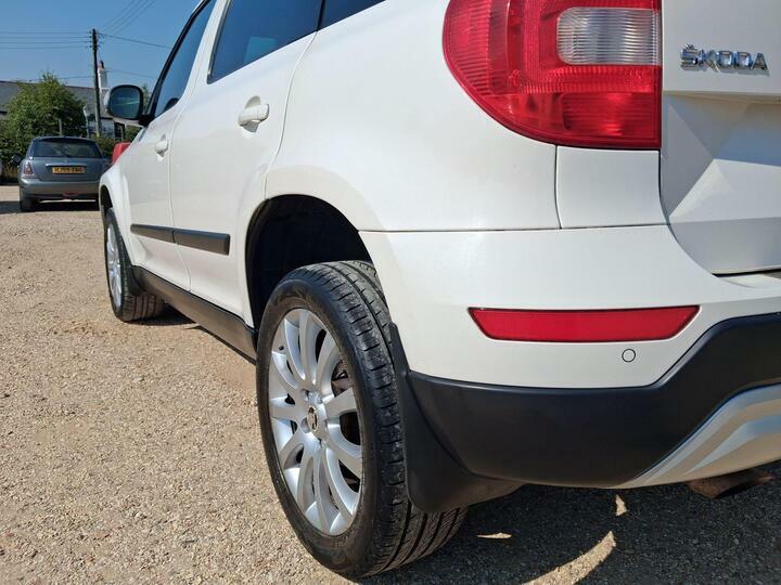 Skoda Yeti 1.2 Tsi Se Outdoor Dsg Euro 6 Ss White #4