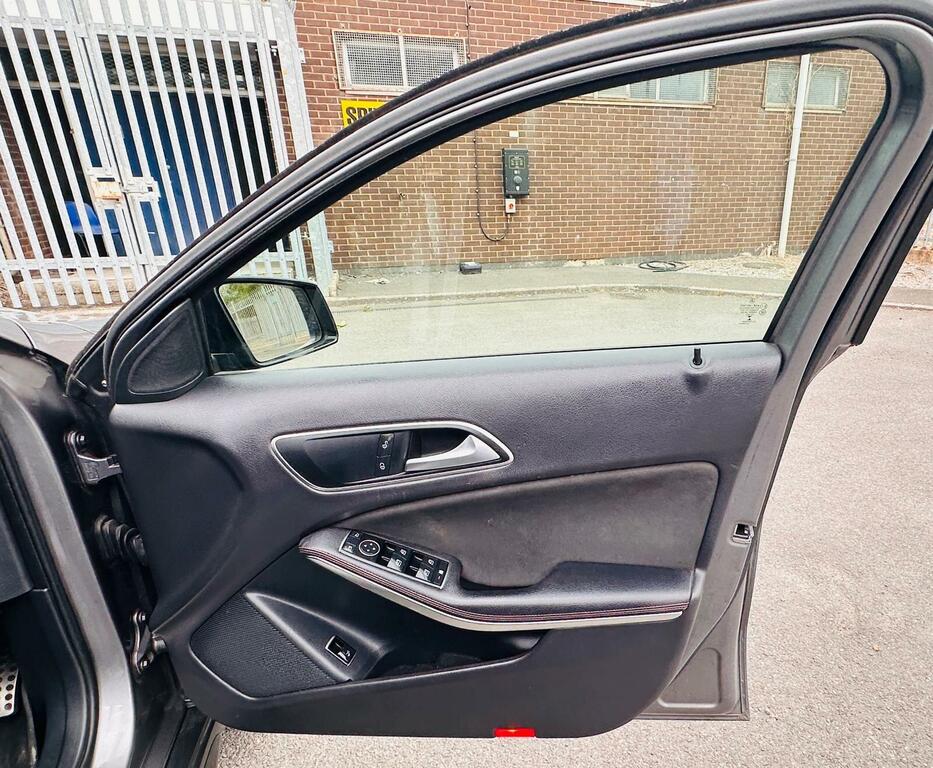 Mercedes-Benz GLA Class 2.1 Gla200 Cdi Sport Premium 136 Bhp Aut Silver #33