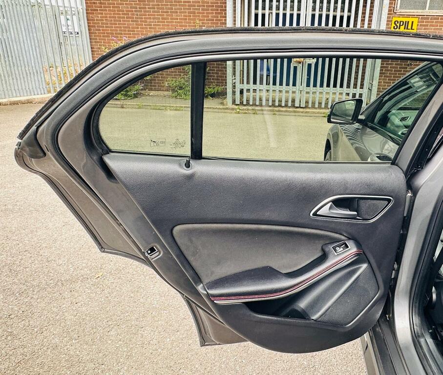 Mercedes-Benz GLA Class 2.1 Gla200 Cdi Sport Premium 136 Bhp Aut Silver #30