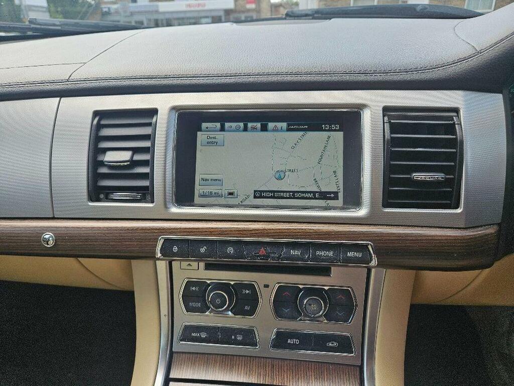 Jaguar XF D V6 S Portfolio Sportbrake White #7