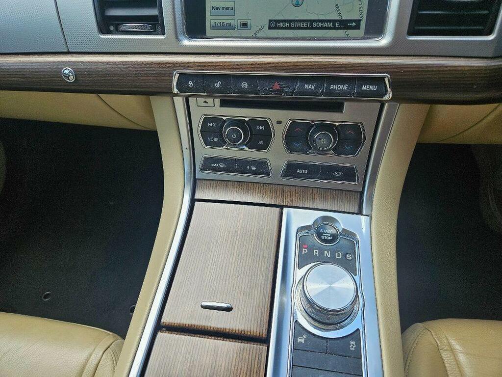 Jaguar XF D V6 S Portfolio Sportbrake White #8