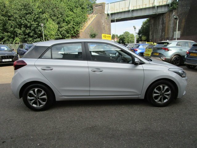 Hyundai I20 White #9