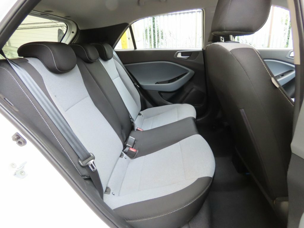 Hyundai I20 1L Se White #4