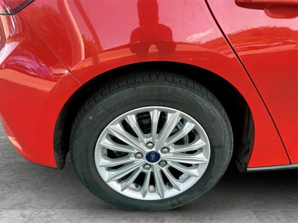 Ford Focus 1L Titanium WV68NYU Red #4