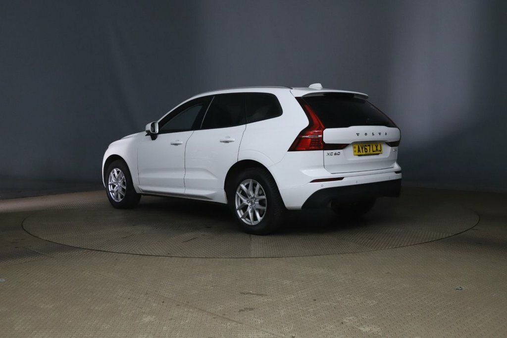 Volvo XC60 2L Momentum White #2
