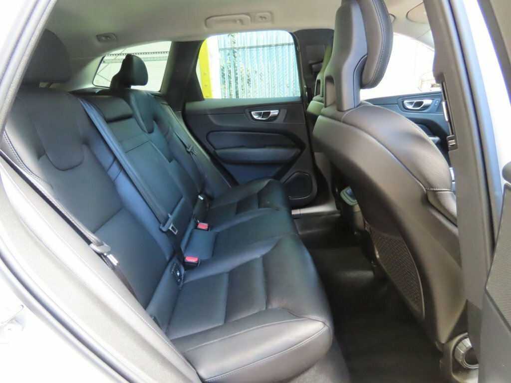 Volvo XC60 2L Momentum White #4