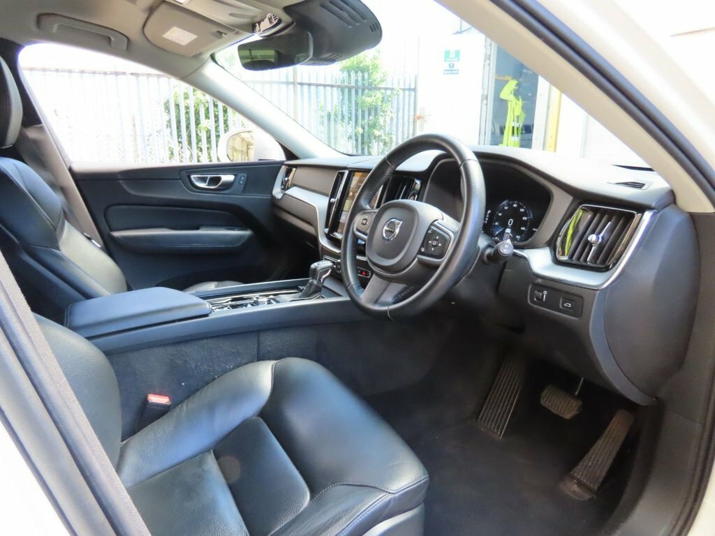 Volvo XC60 2L Momentum White #3