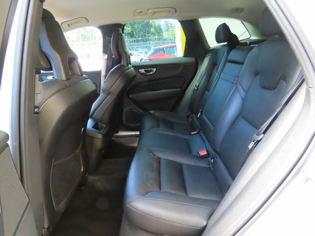 Volvo XC60 2L Momentum White #5