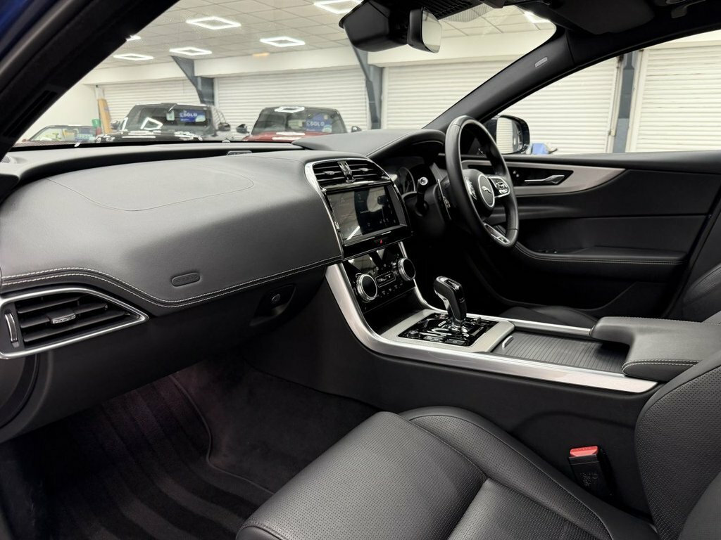 Jaguar XE 2L R-dynamic Se Black Blue #18