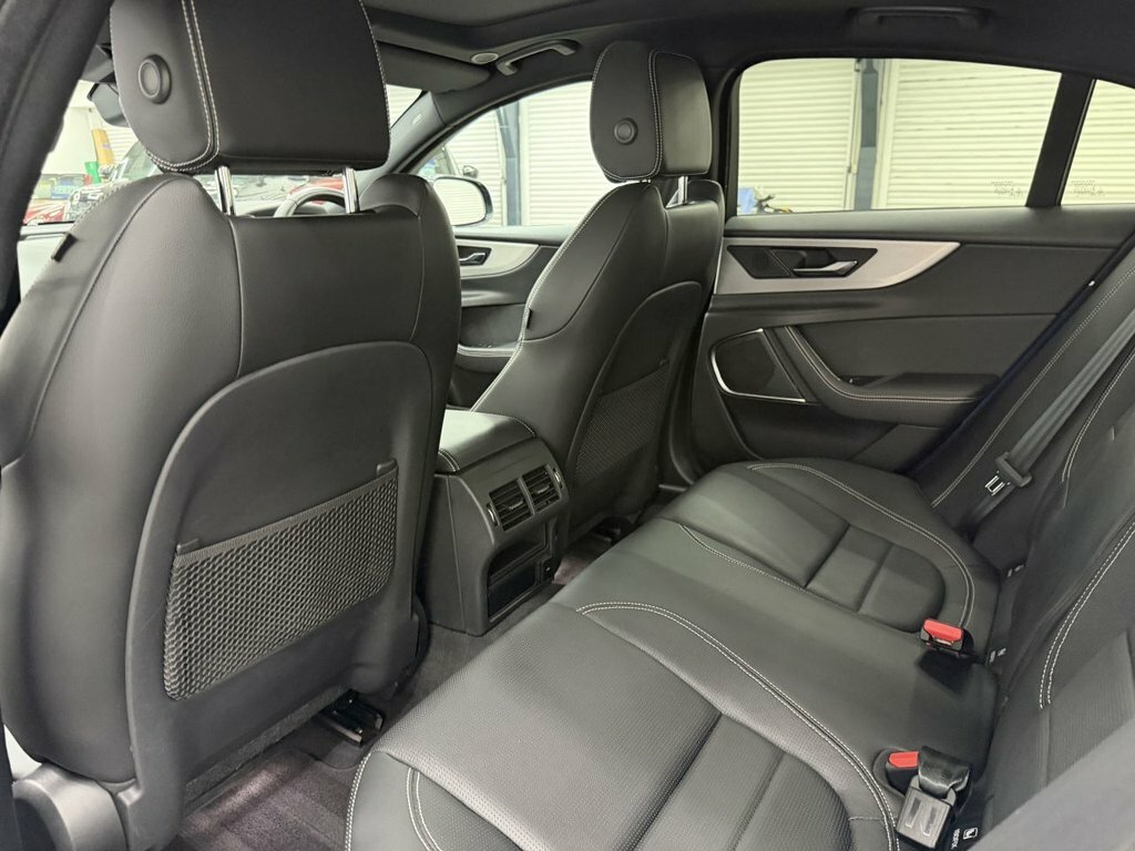 Jaguar XE 2L R-dynamic Se Black Blue #17