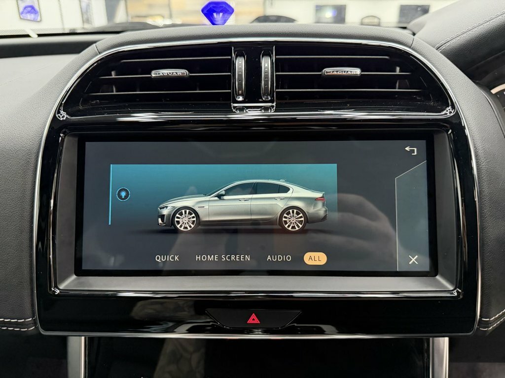 Jaguar XE 2L R-dynamic Se Black Blue #32