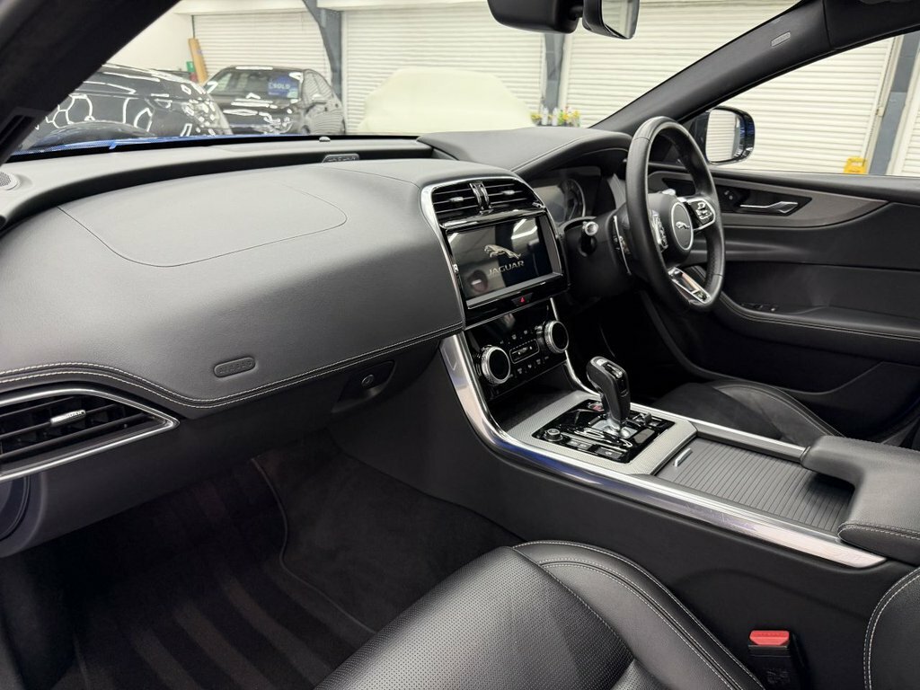 Jaguar XE 2.0 P250i R-dynamic Se Black #11