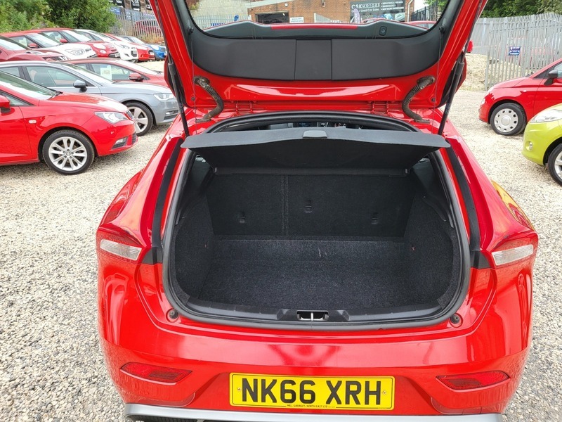 Volvo V40 2.0 Turbo D2, R Design Edition, Free Tax. Silver #23