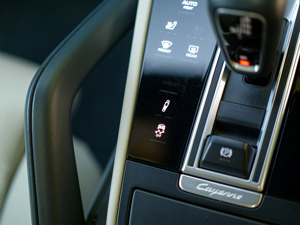 Porsche Cayenne White #32