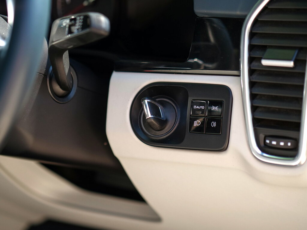 Porsche Cayenne White #25
