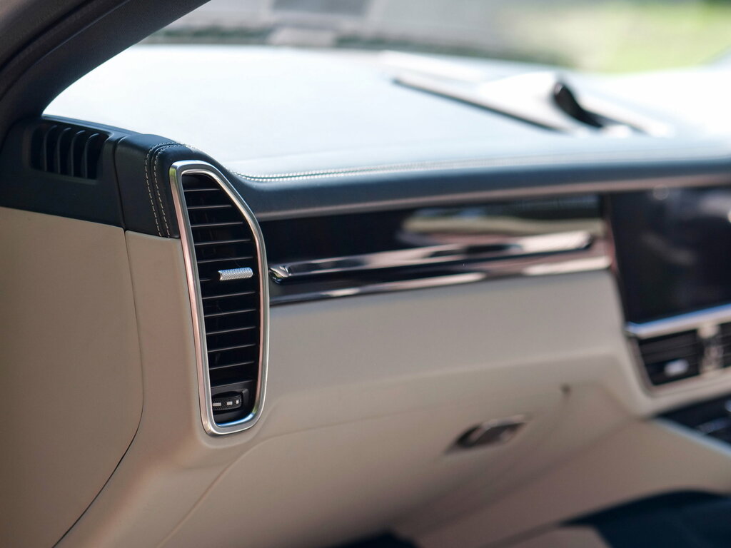 Porsche Cayenne White #20