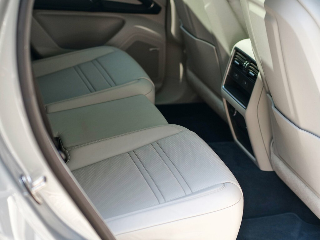 Porsche Cayenne White #18