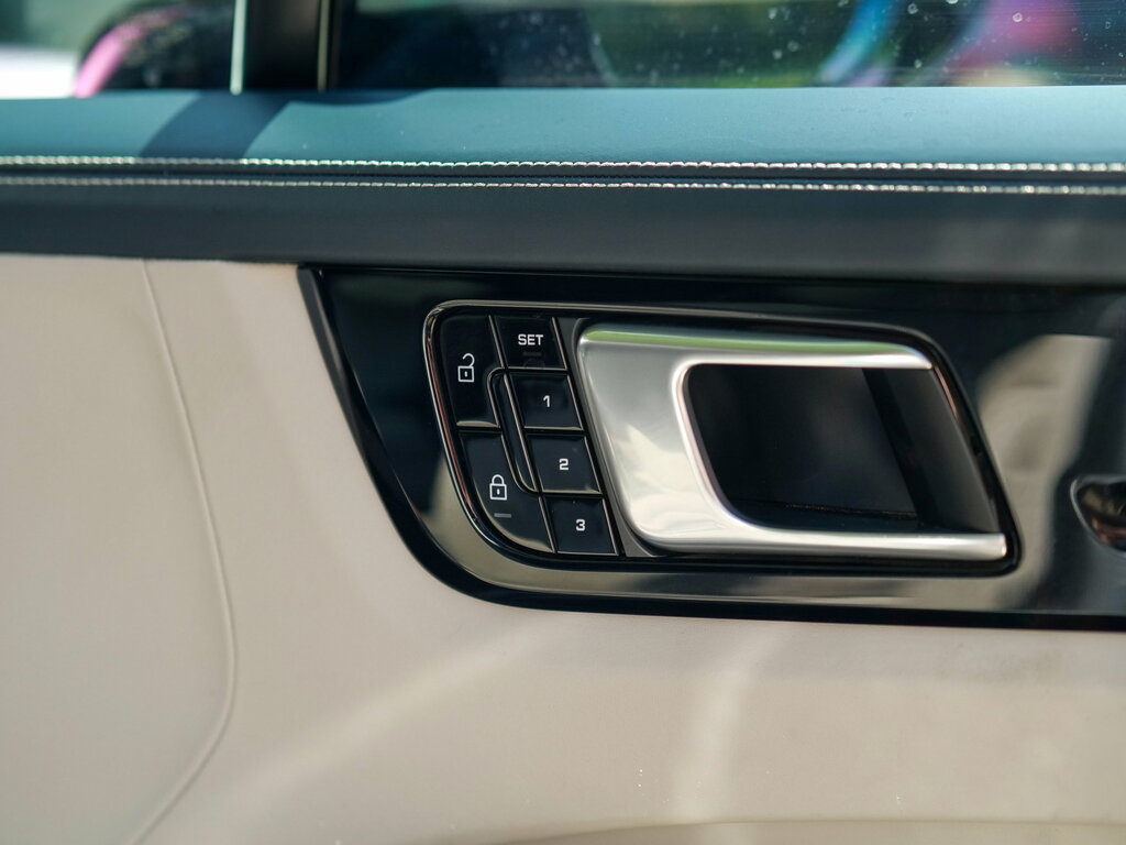 Porsche Cayenne White #24