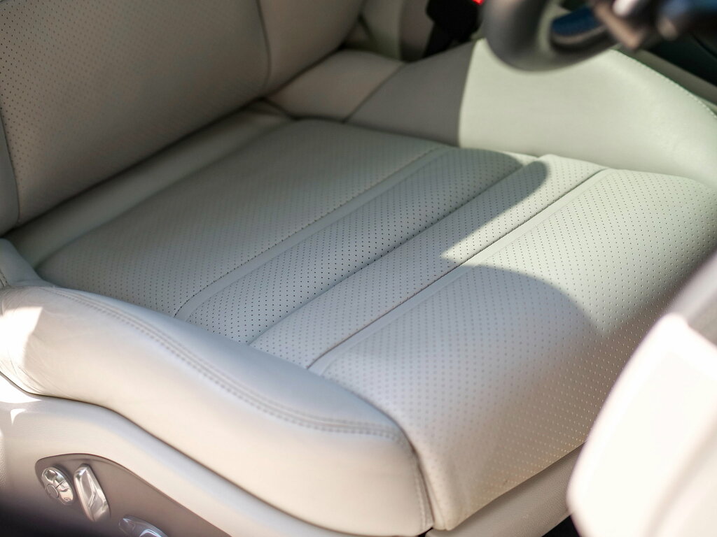 Porsche Cayenne White #16