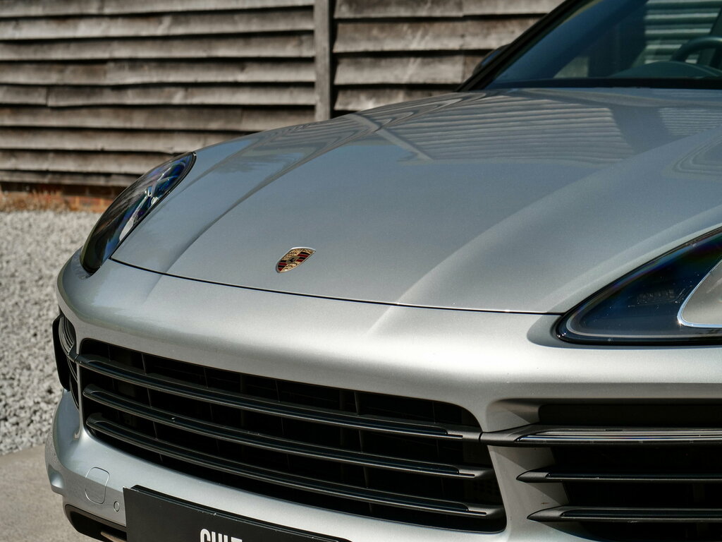 Porsche Cayenne White #54