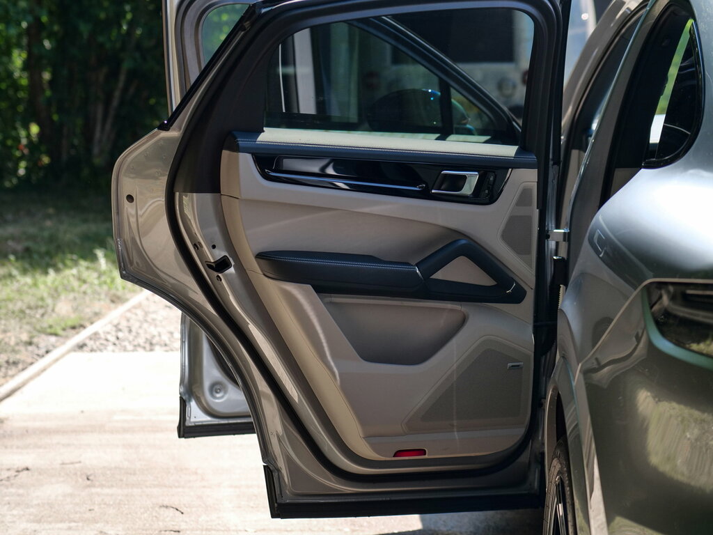 Porsche Cayenne White #44