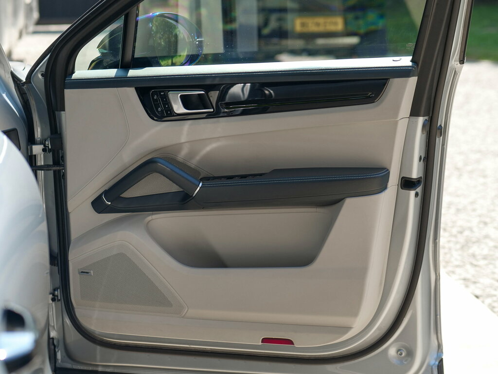 Porsche Cayenne White #46