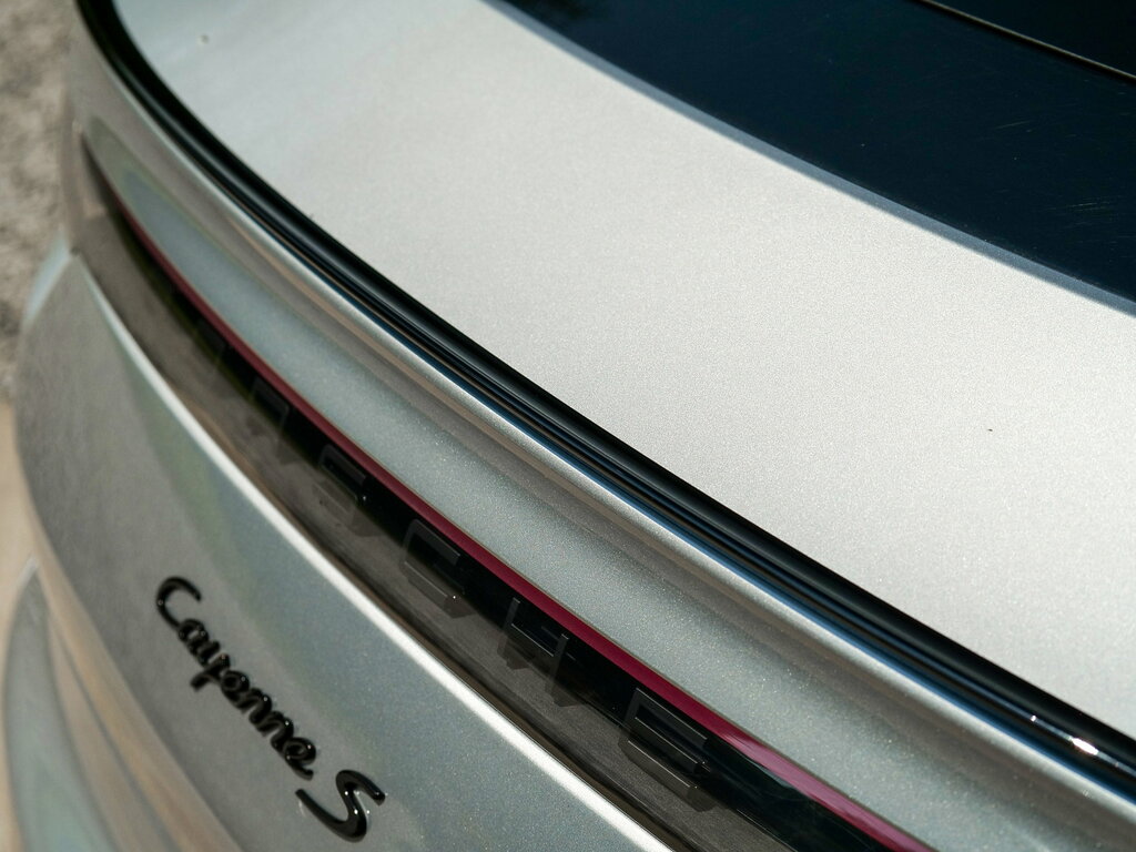 Porsche Cayenne White #64